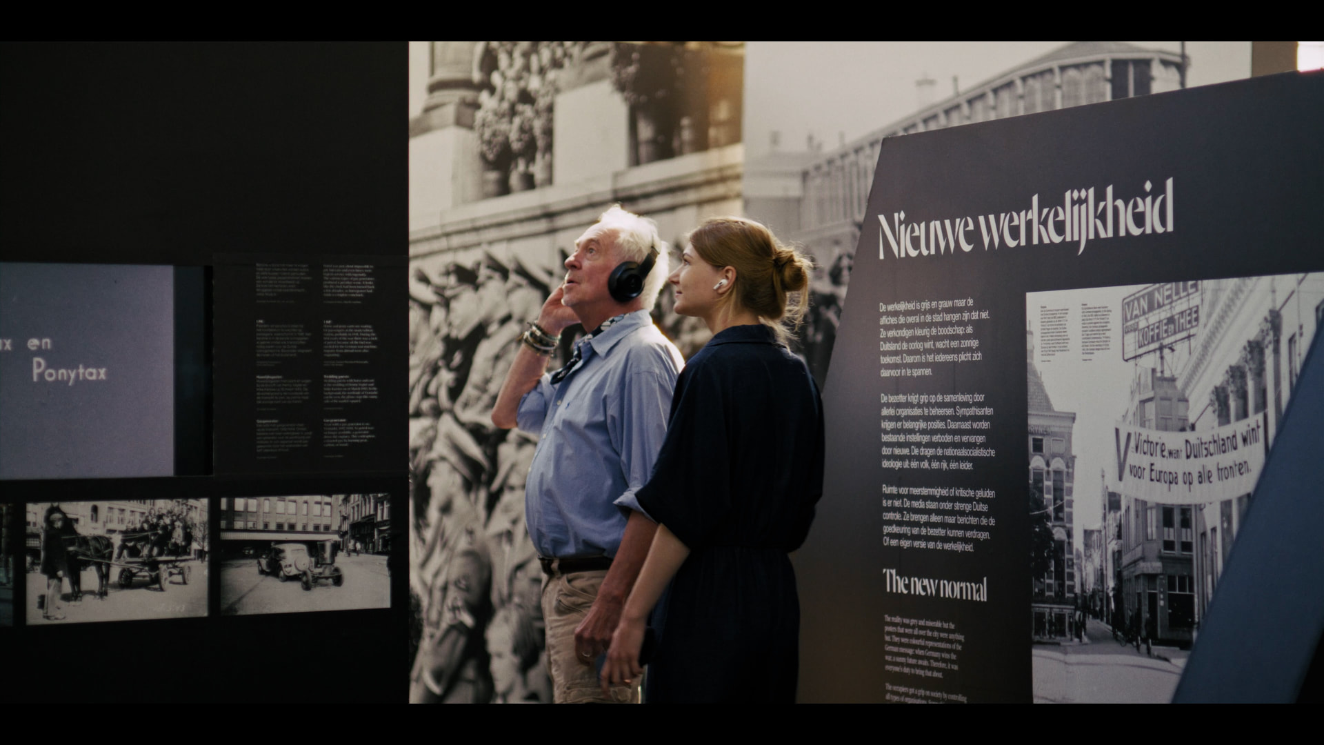 Visitors listening in the Oorlog Dichtbij exhibition